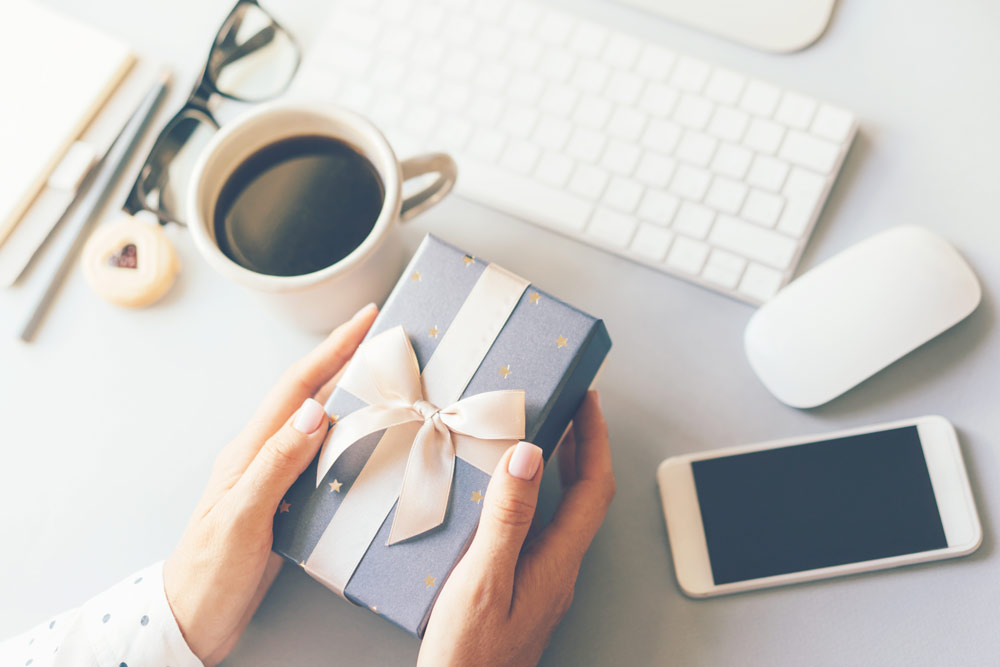 5 idées de cadeaux à offrir à vos collègues de bureau